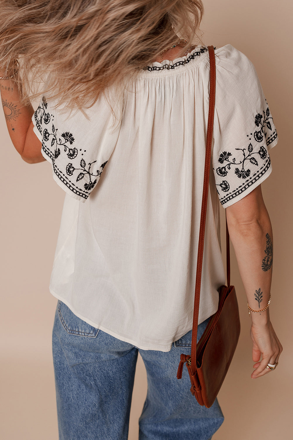 Blusa de cuello en V y manga corta con bordado floral blanco