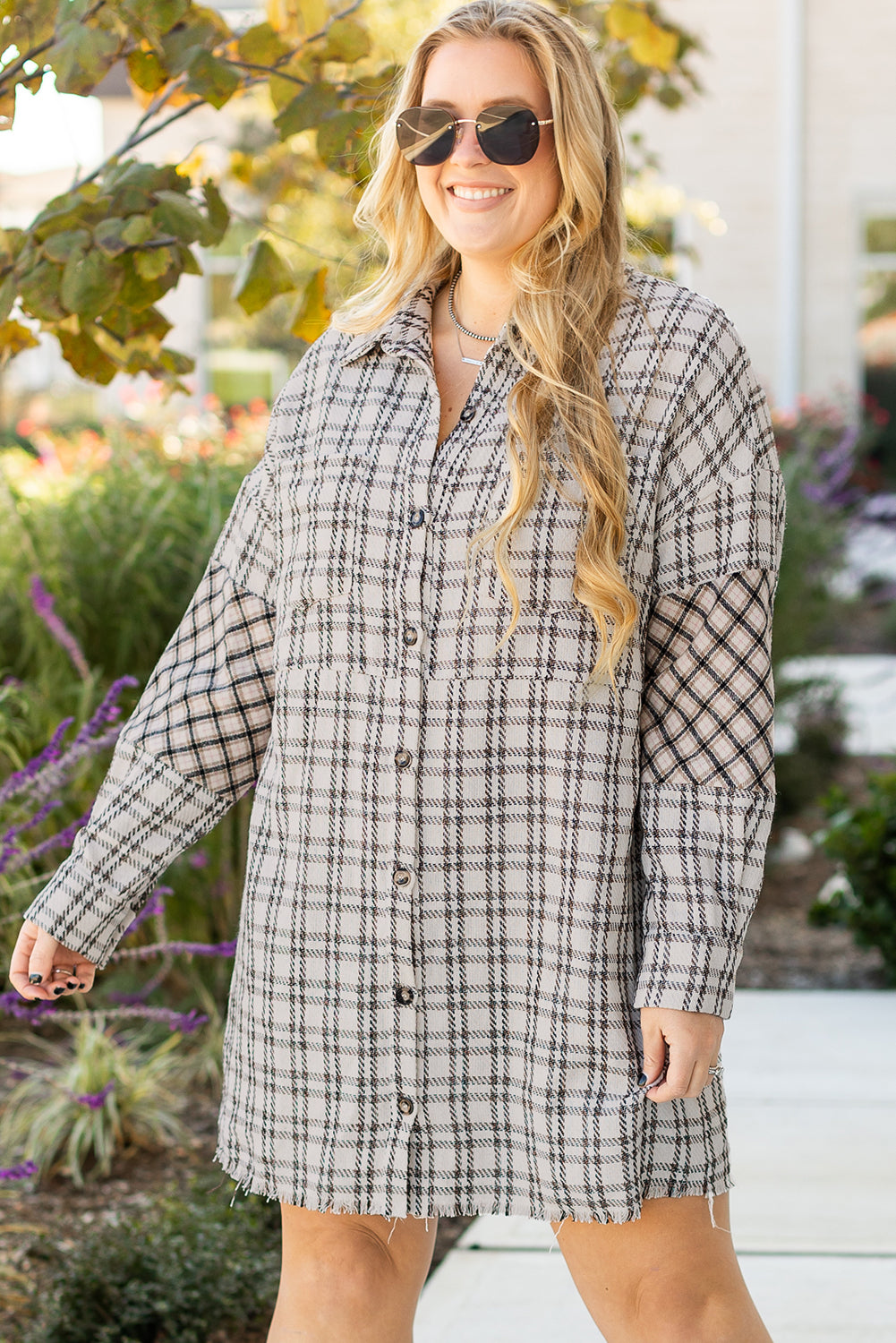 Vestido camisero tipo túnica con dobladillo sin rematar y botones a cuadros de rayas blancas en talla grande