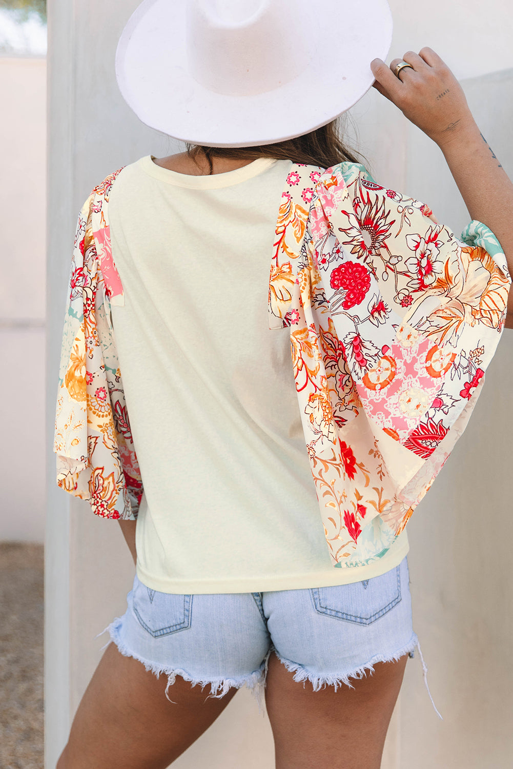 Blusa de media manga de murciélago con patchwork floral beige