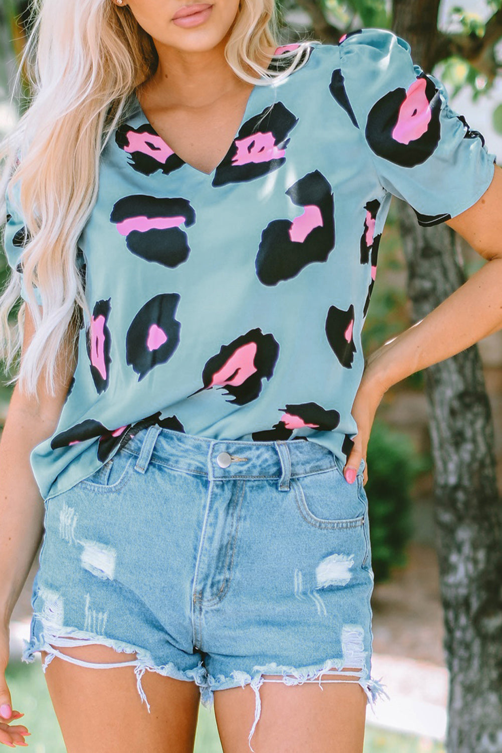 Blusa con estampado de leopardo y mangas cortas fruncidas en color azul cielo