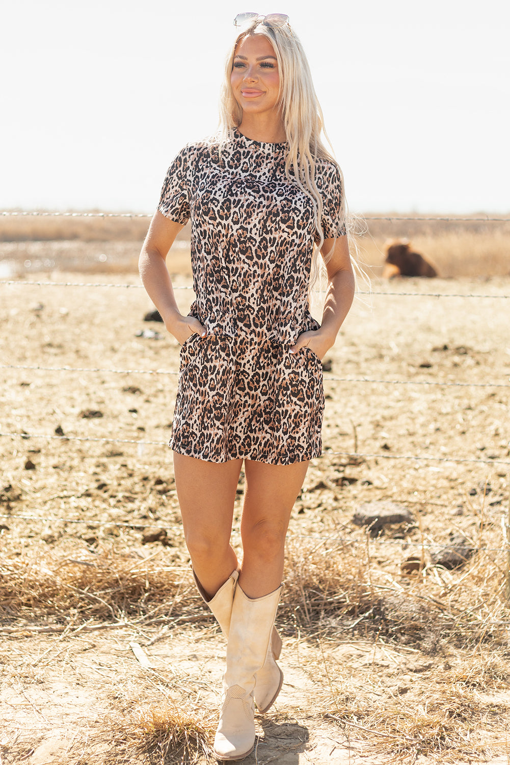 Vestido camisero corto con cuello redondo y estampado de leopardo marrón