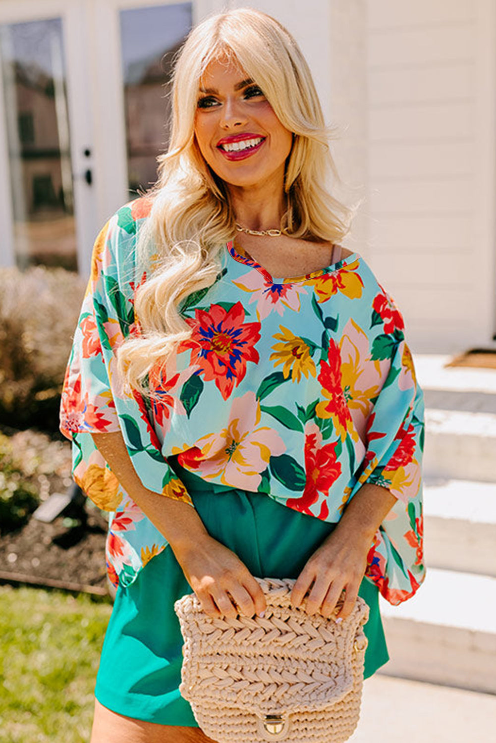 Blusa con cuello en V y mangas murciélago con estampado floral en talla grande en color azul cielo