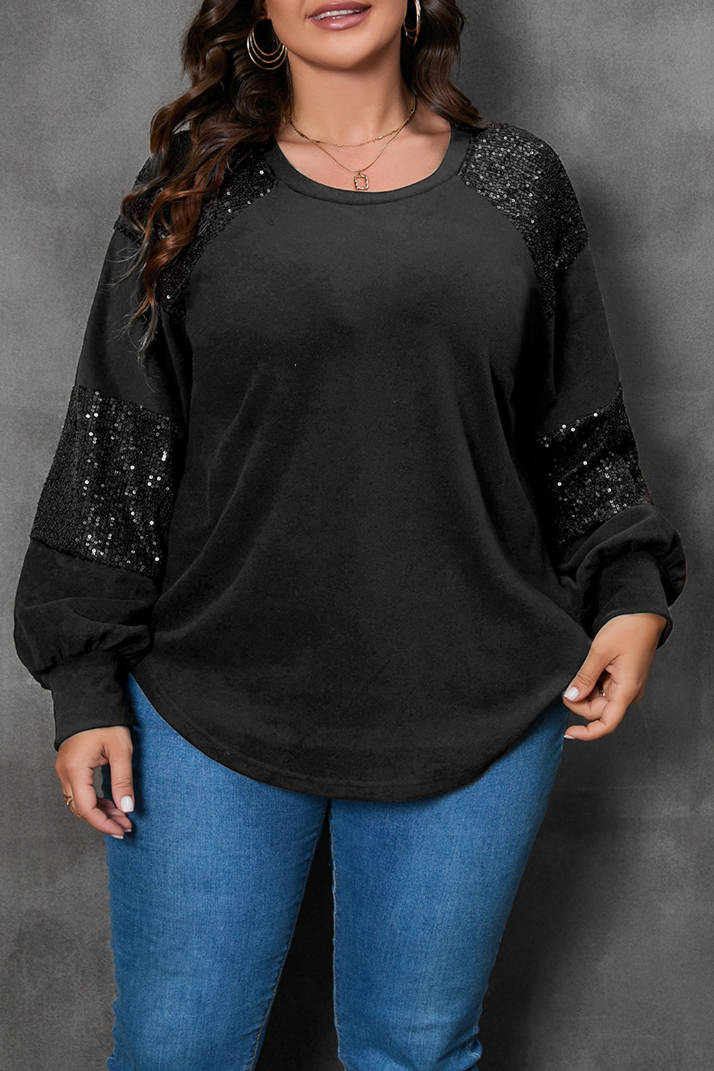 Blusa de manga larga con cuello redondo y parches de lentejuelas en color negro de talla grande