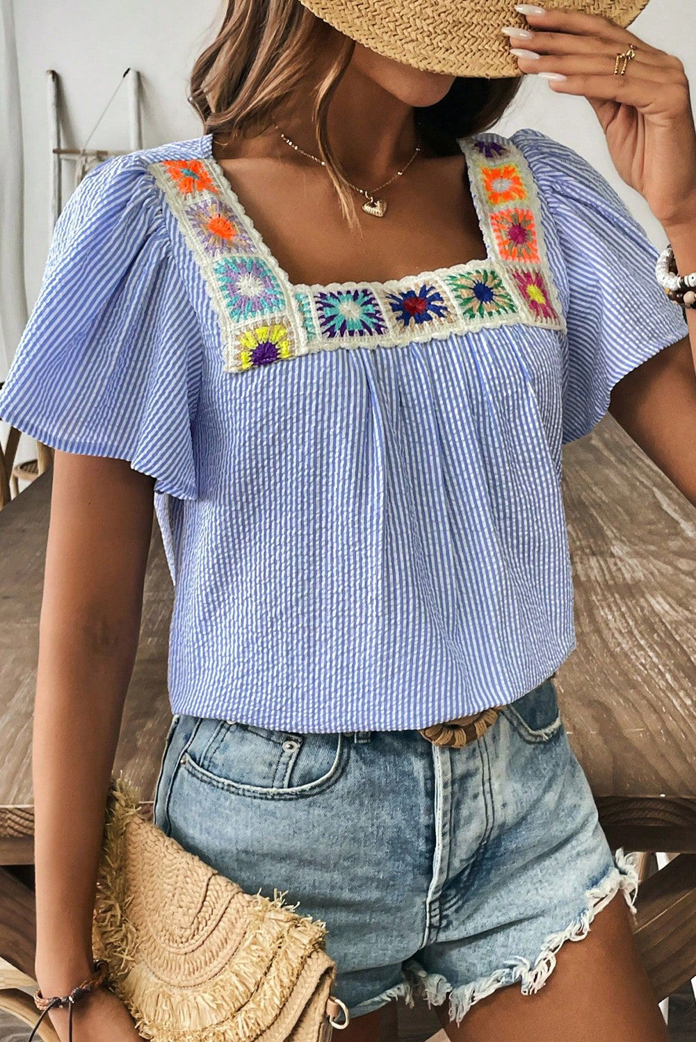 Blusa de escote cuadrado con detalle bohemio, manga corta, volantes texturizados y rayas en azul cielo