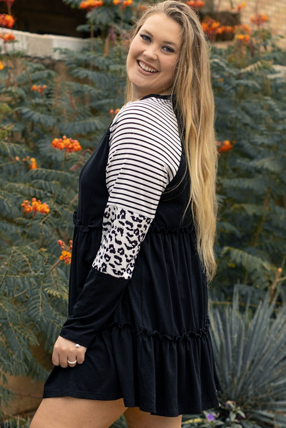 Vestido con volantes en capas, mangas con parche de leopardo y rayas en color negro, talla grande