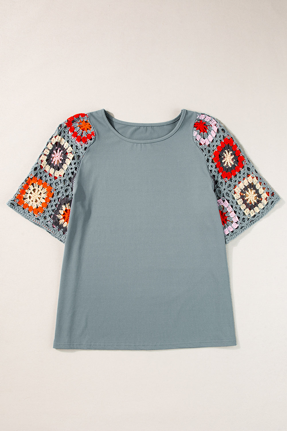 Blusa de manga corta tejida a crochet con flores color turquesa