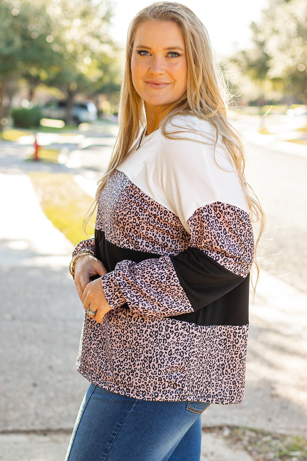 Blusa de talla grande con escote en V, manga larga y estampado de leopardo en negro