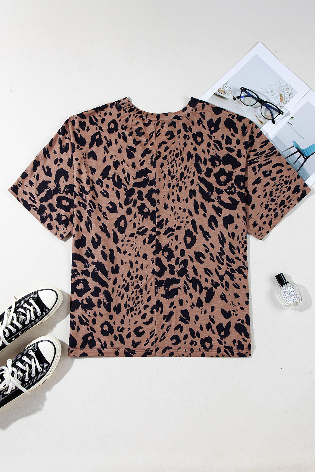 Camiseta holgada de media manga con escote en V y estampado de leopardo marrón