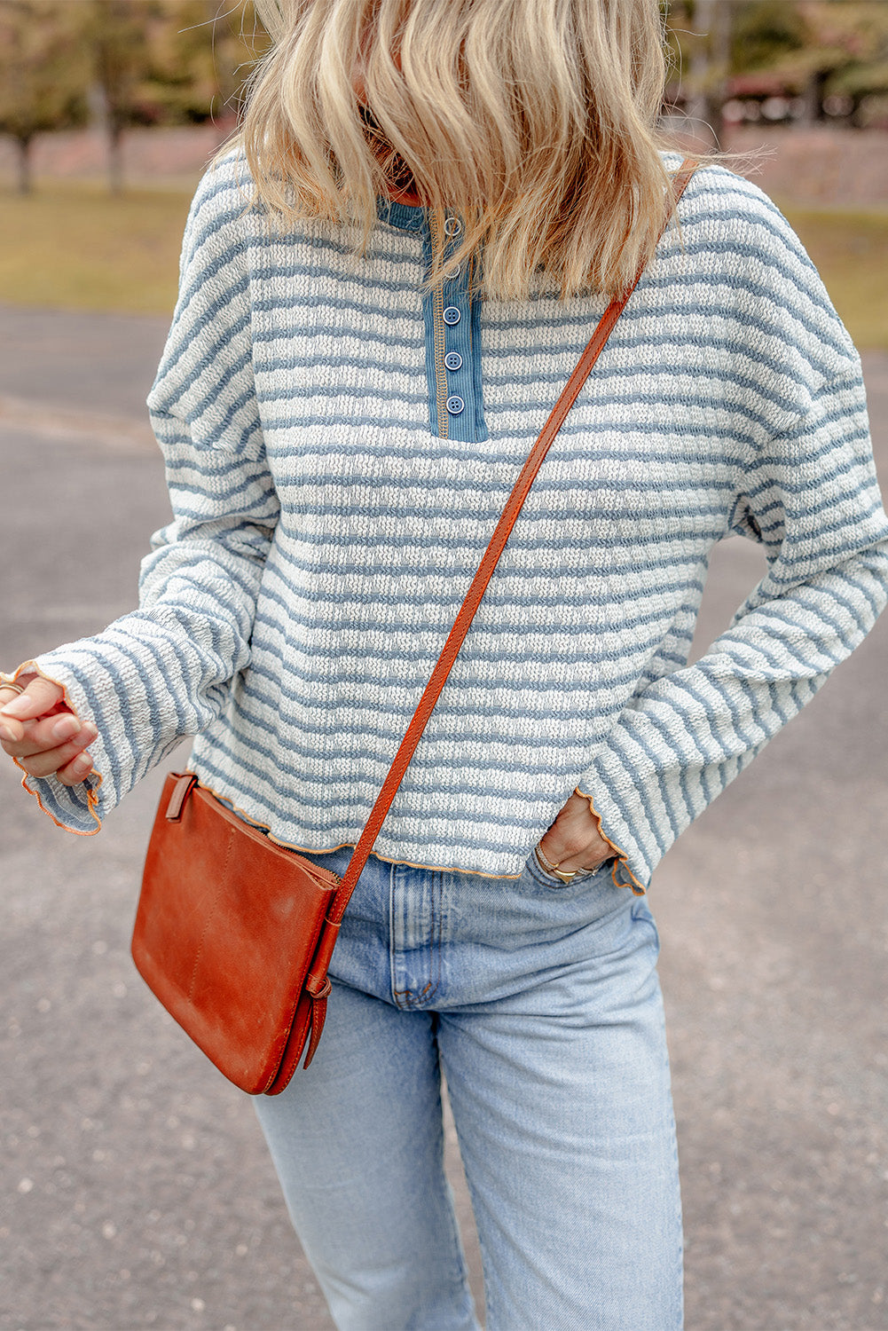 Top de manga larga estilo henley con botones y ribetes con volantes y rayas en azul cielo