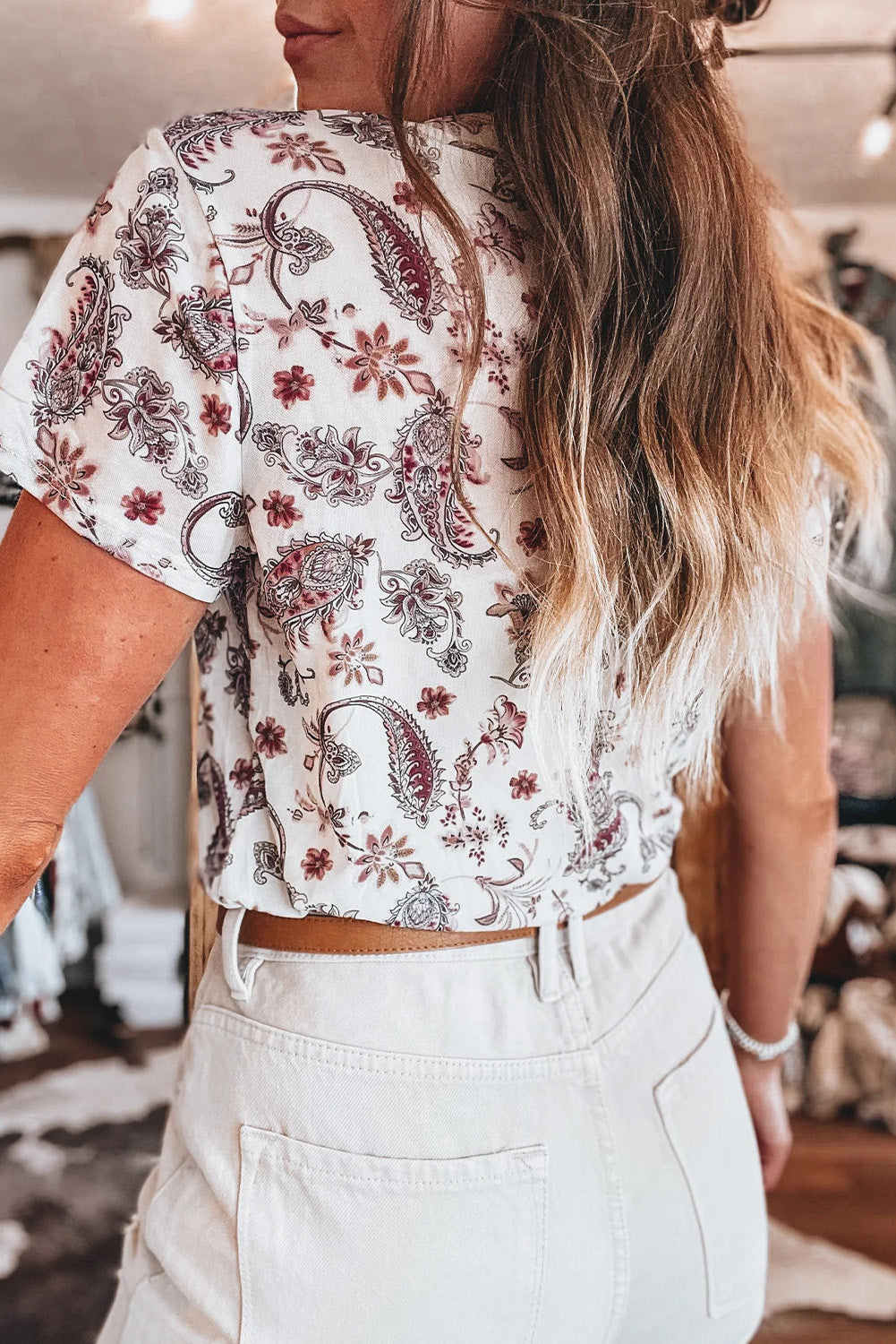 Camiseta blanca vintage con cuello alto y estampado de cachemira