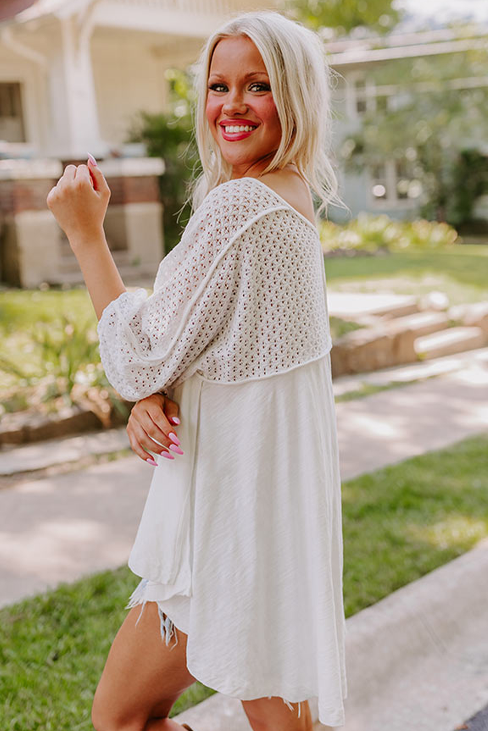 Blusa de gran tamaño con escote en V, dobladillo alto y bajo y parches de ojales en color blanco