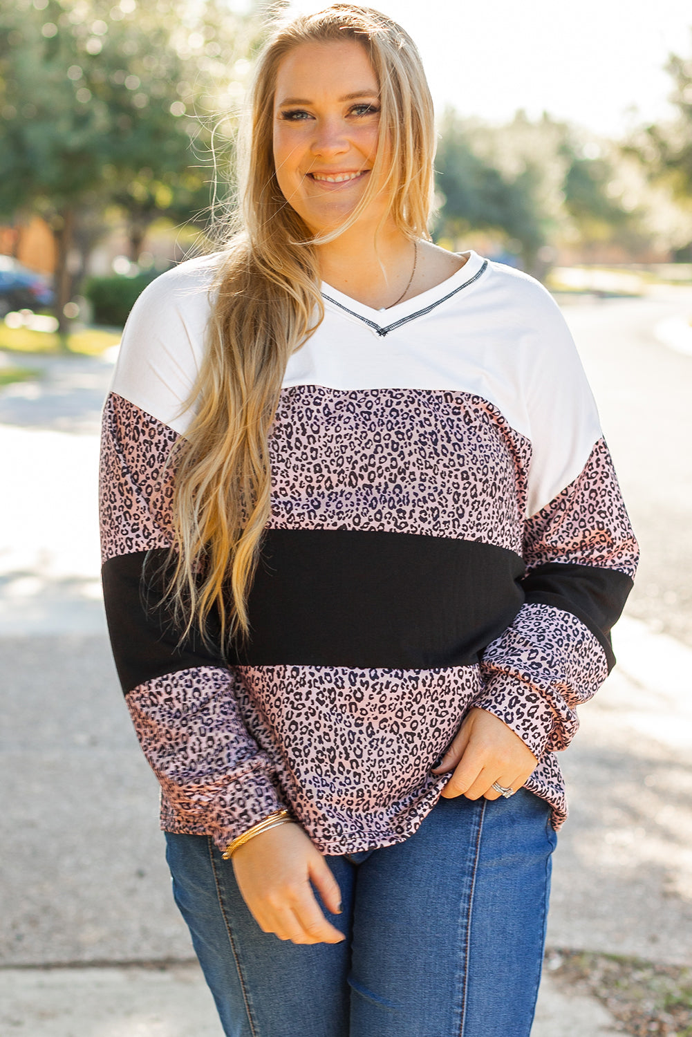 Blusa de talla grande con escote en V, manga larga y estampado de leopardo en negro