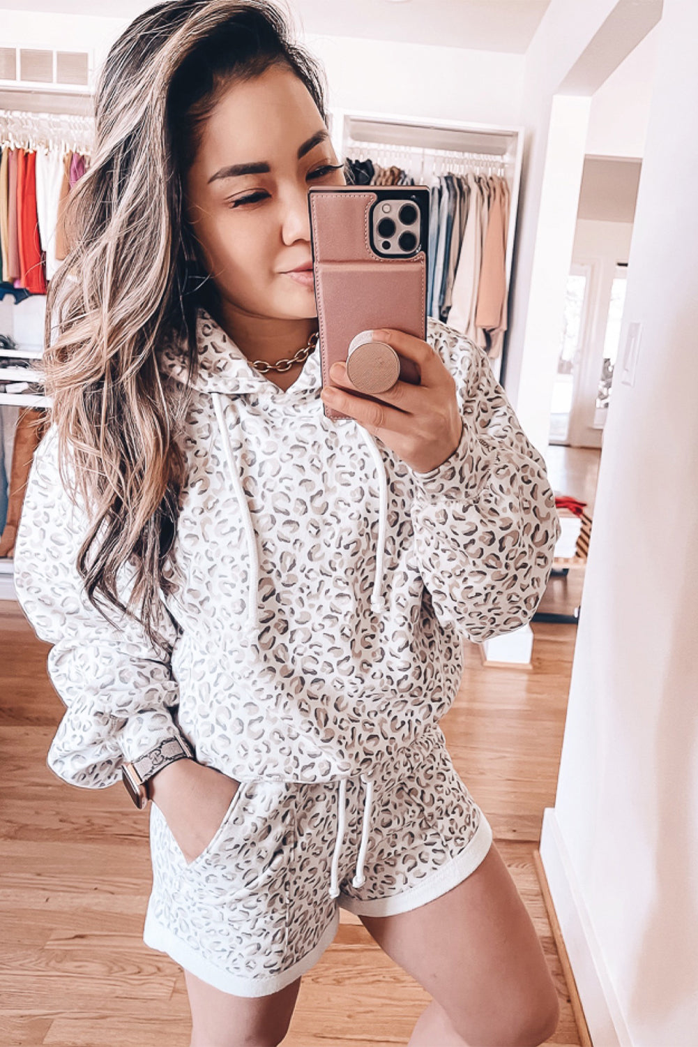 Conjunto de sudadera y pantalones cortos con estampado de leopardo clásico blanco