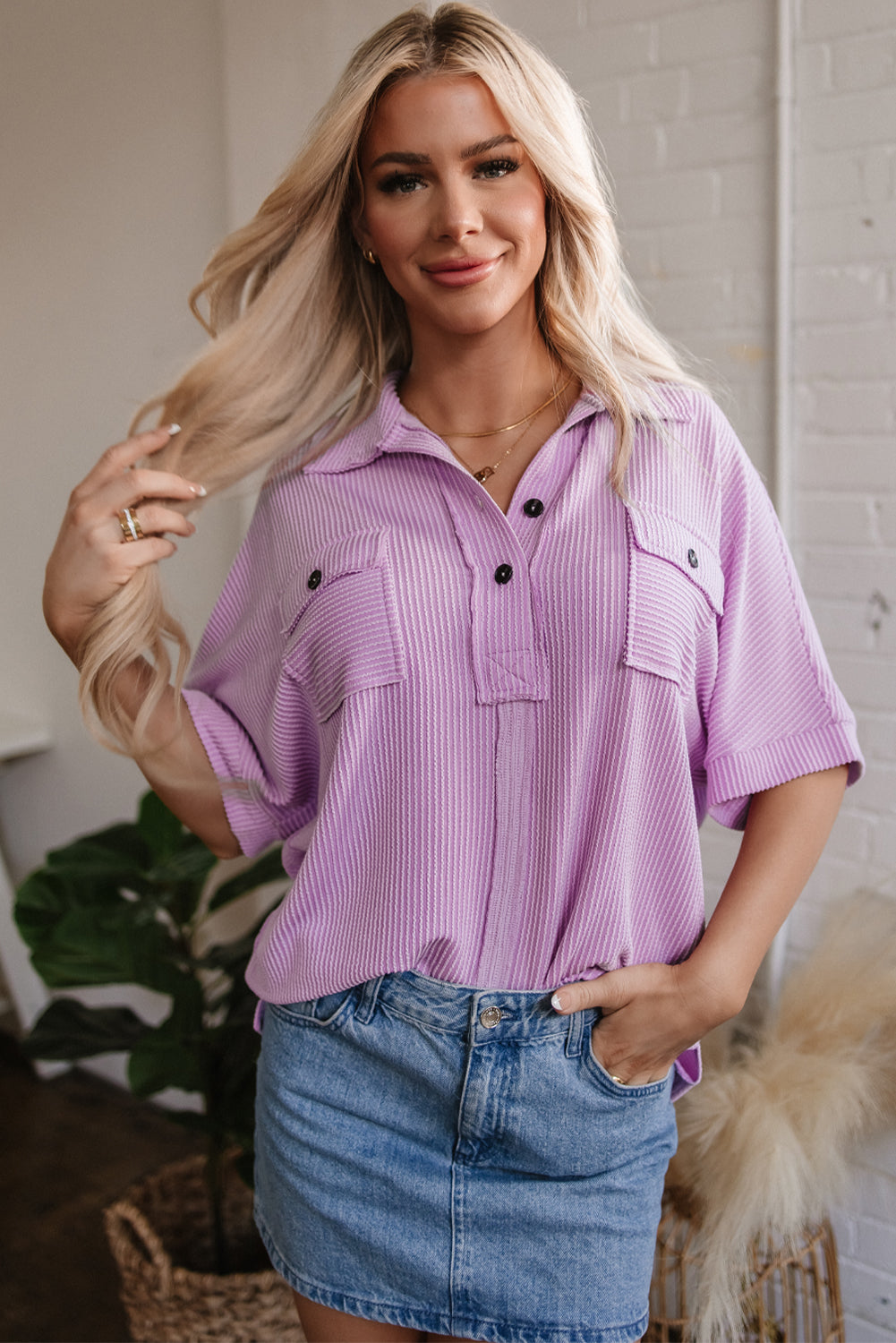 Blusa de manga corta con botones, cuello, bolsillo con solapa y cordón con ramo de orquídeas