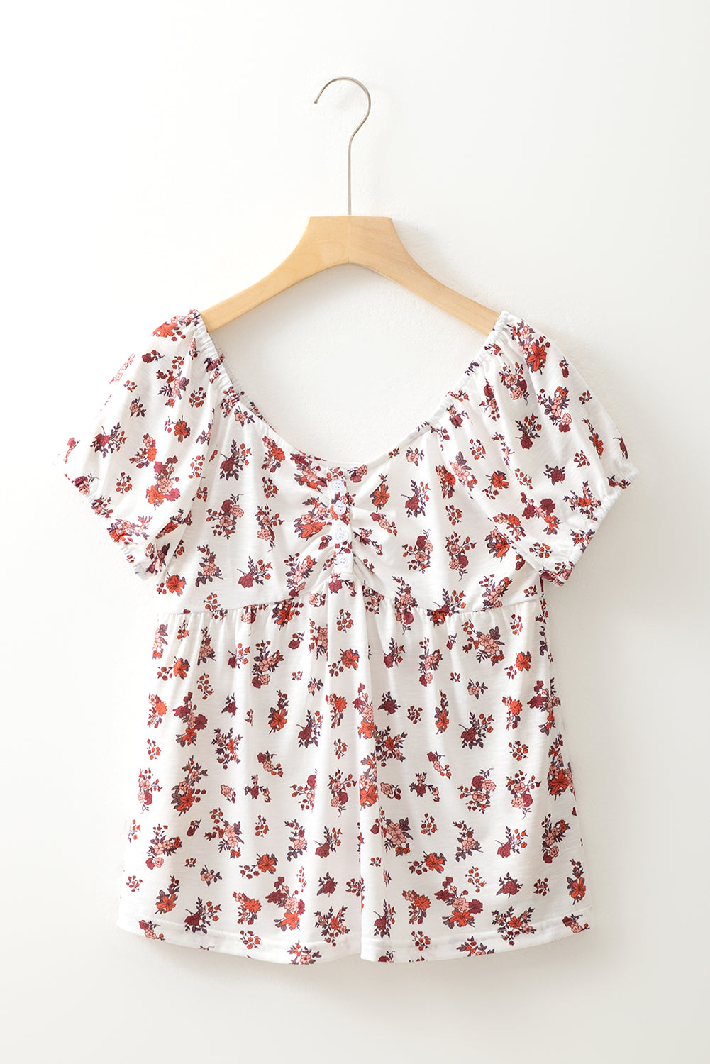 Blusa blanca de manga corta fruncida con estampado floral bohemio