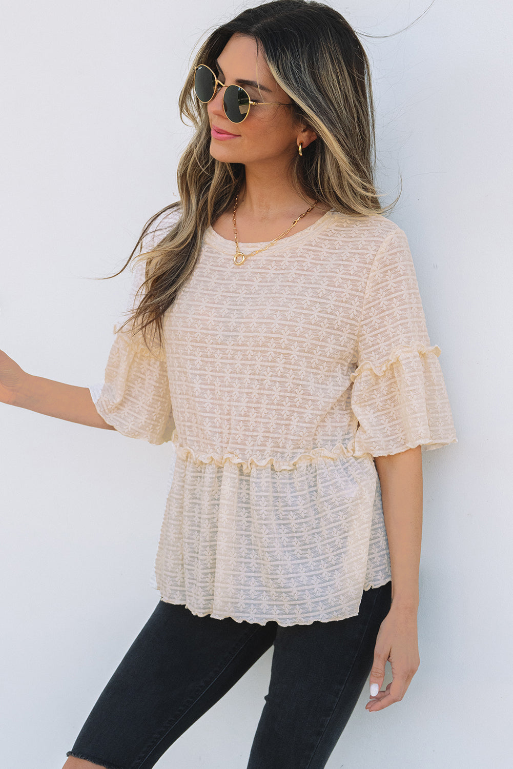 Blusa texturizada de color beige liso con mangas cortas y volantes