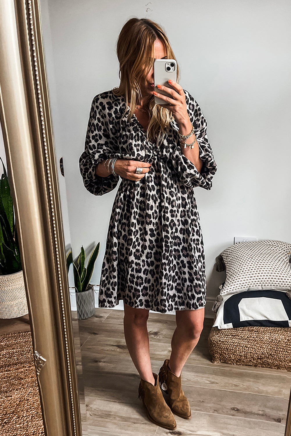 Vestido con escote en V elástico y mangas abullonadas 3/4 con estampado de leopardo negro