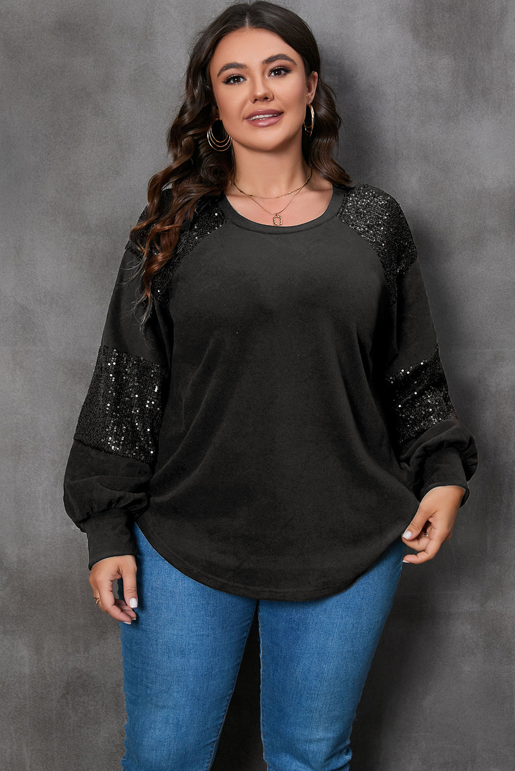 Blusa de manga larga con cuello redondo y parches de lentejuelas en color negro de talla grande