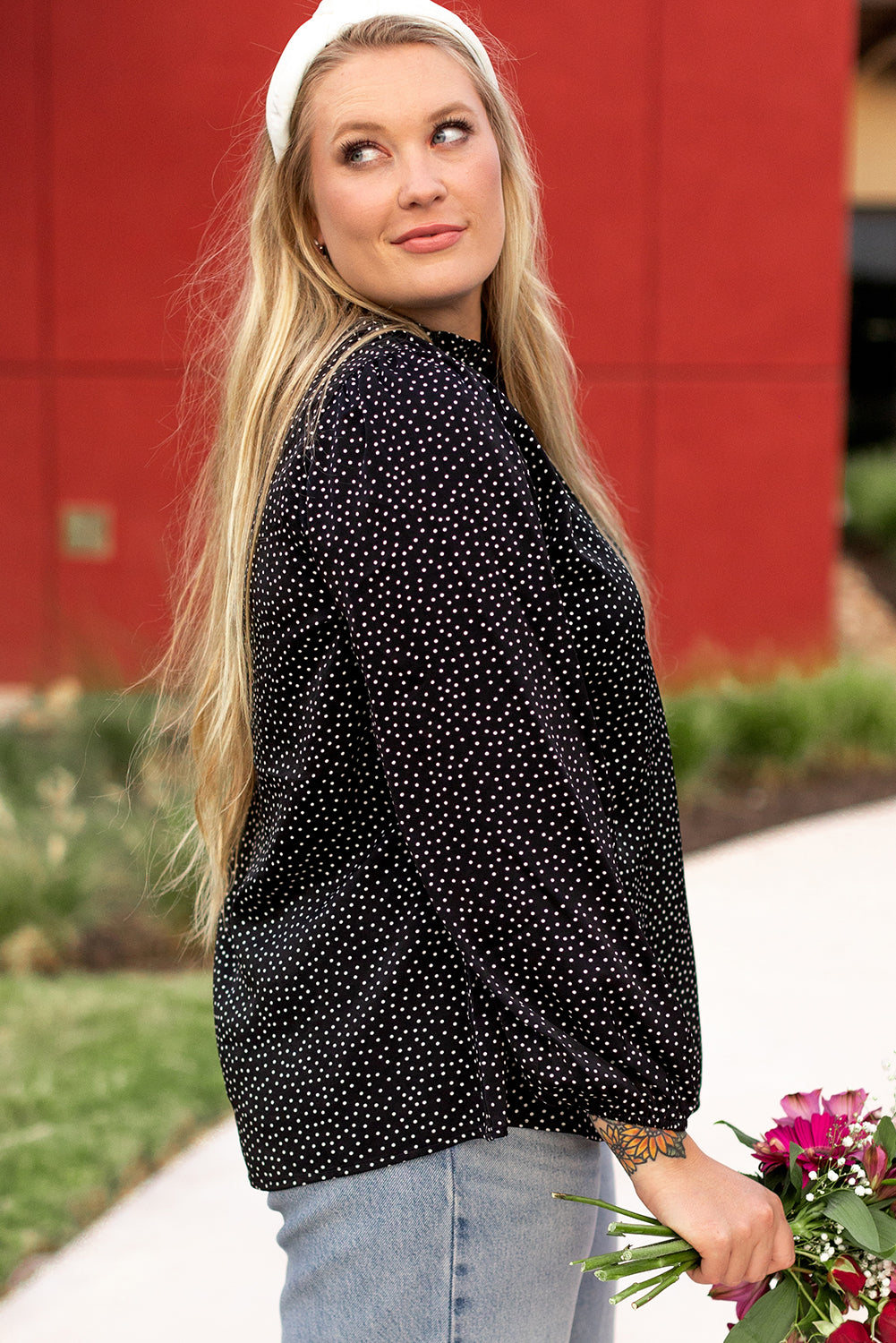 Blusa negra con escote en V y estampado de leopardo en talla grande