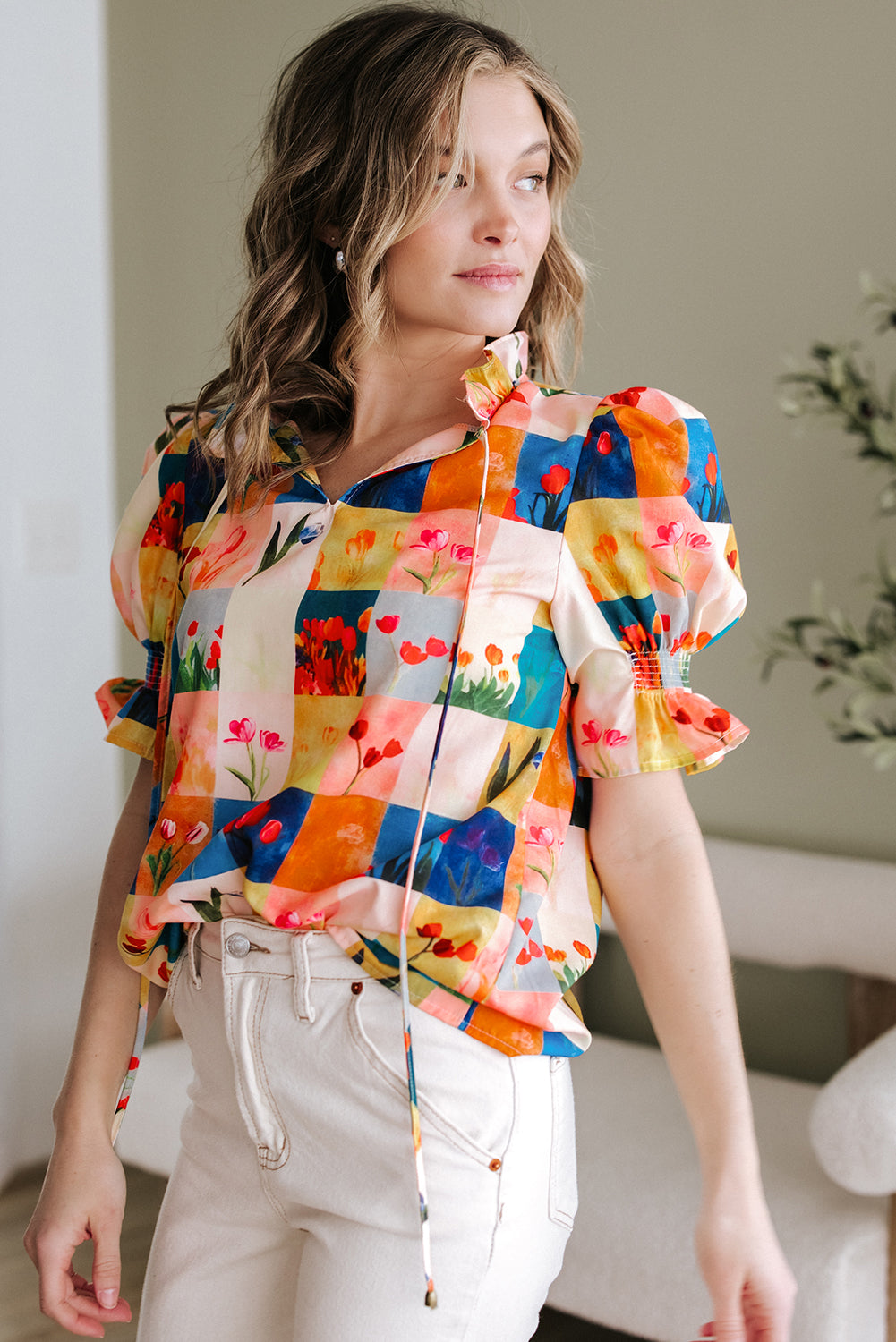 Blusa de manga corta abullonada con volantes y estampado de cuadros florales multicolor