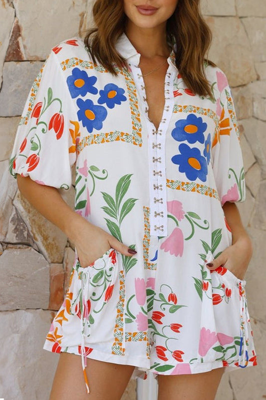 Mono con cuello camisero, bolsillos y cuello dividido con estampado floral blanco