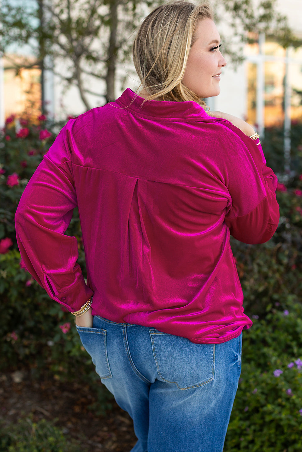 Camisa de terciopelo con hombros caídos y bolsillo en el pecho en talla grande de color rosa brillante