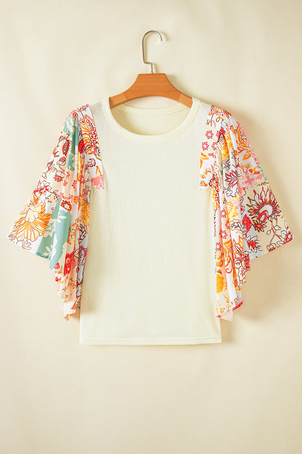 Blusa de media manga de murciélago con patchwork floral beige