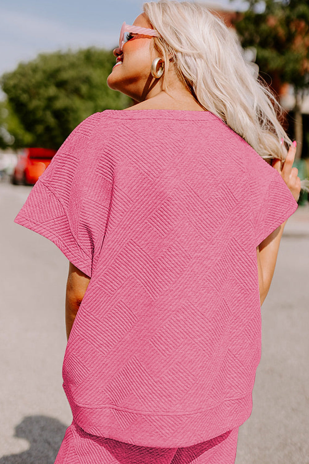 Conjunto de camiseta holgada con textura y pantalones con cordón en color rosa fresa