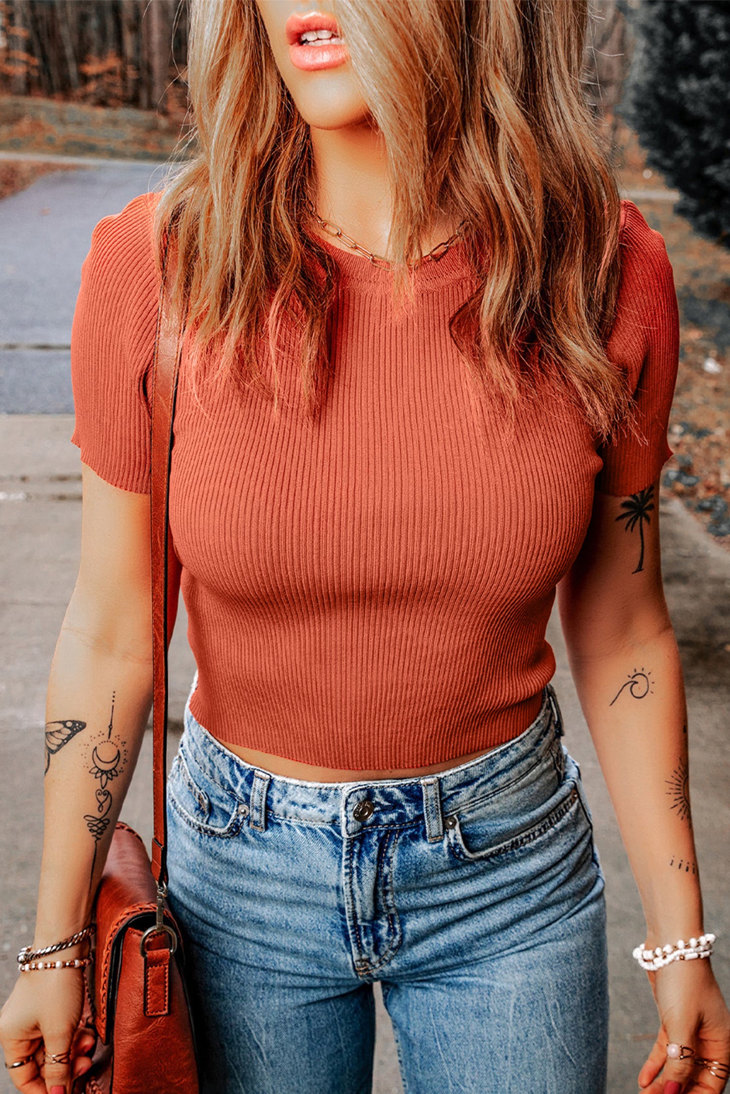 Camiseta tipo suéter con cuello redondo, corte tubo y punto acanalado en color rojo tomate