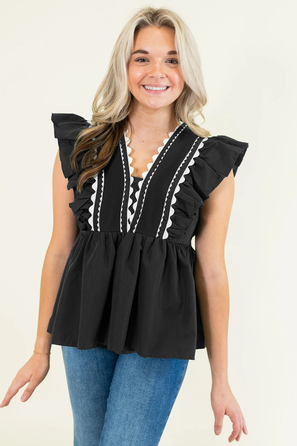 Blusa peplum con escote en V y volantes con ribete Ricrac en contraste negro