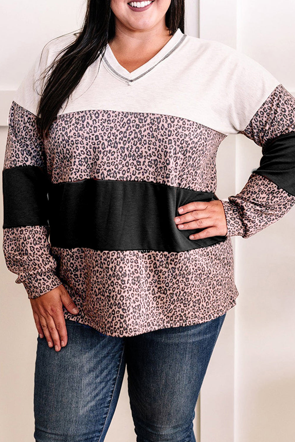 Blusa de talla grande con escote en V, manga larga y estampado de leopardo en negro