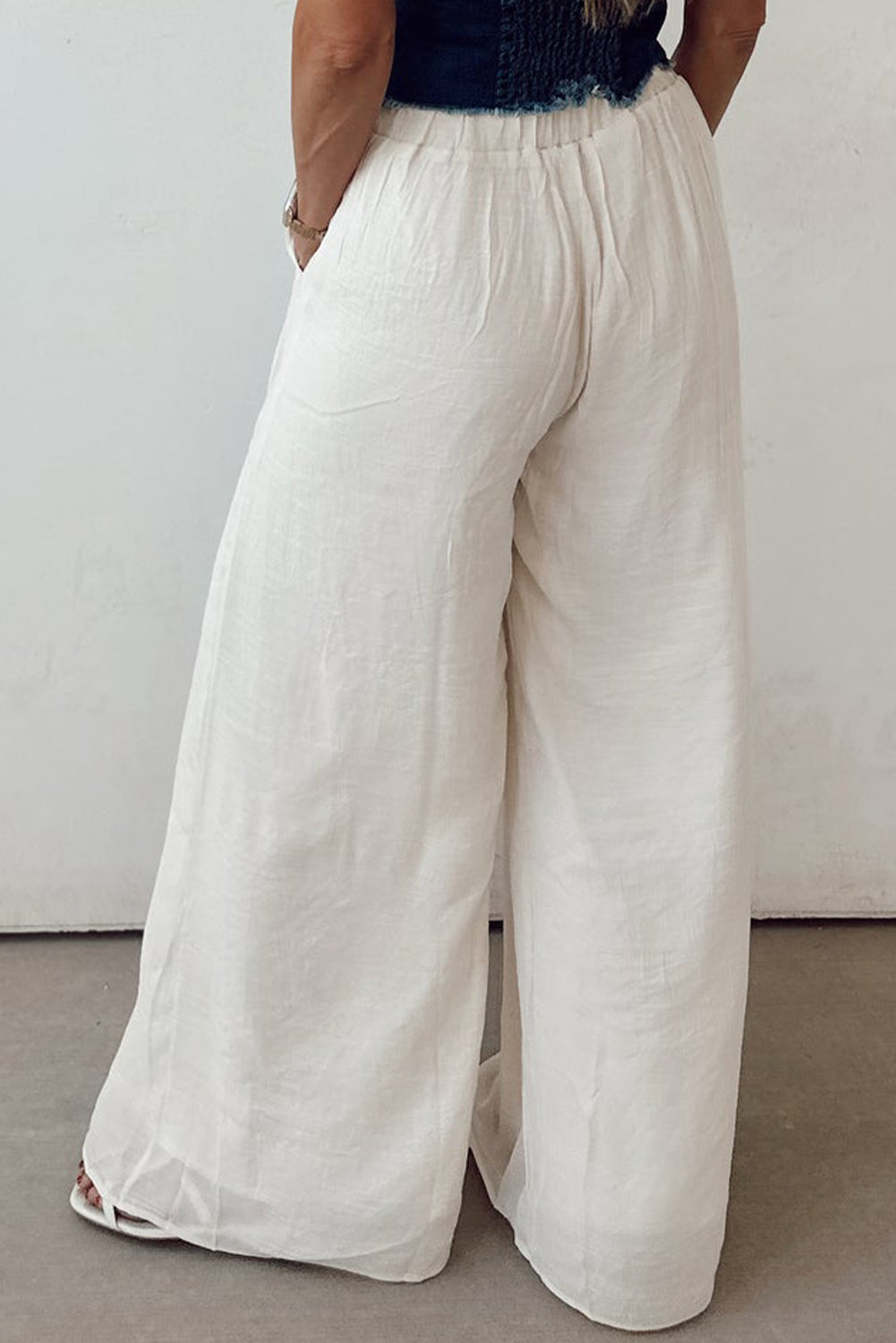 Pantalones anchos plisados ​​con cintura anudada y estilo casual blanco