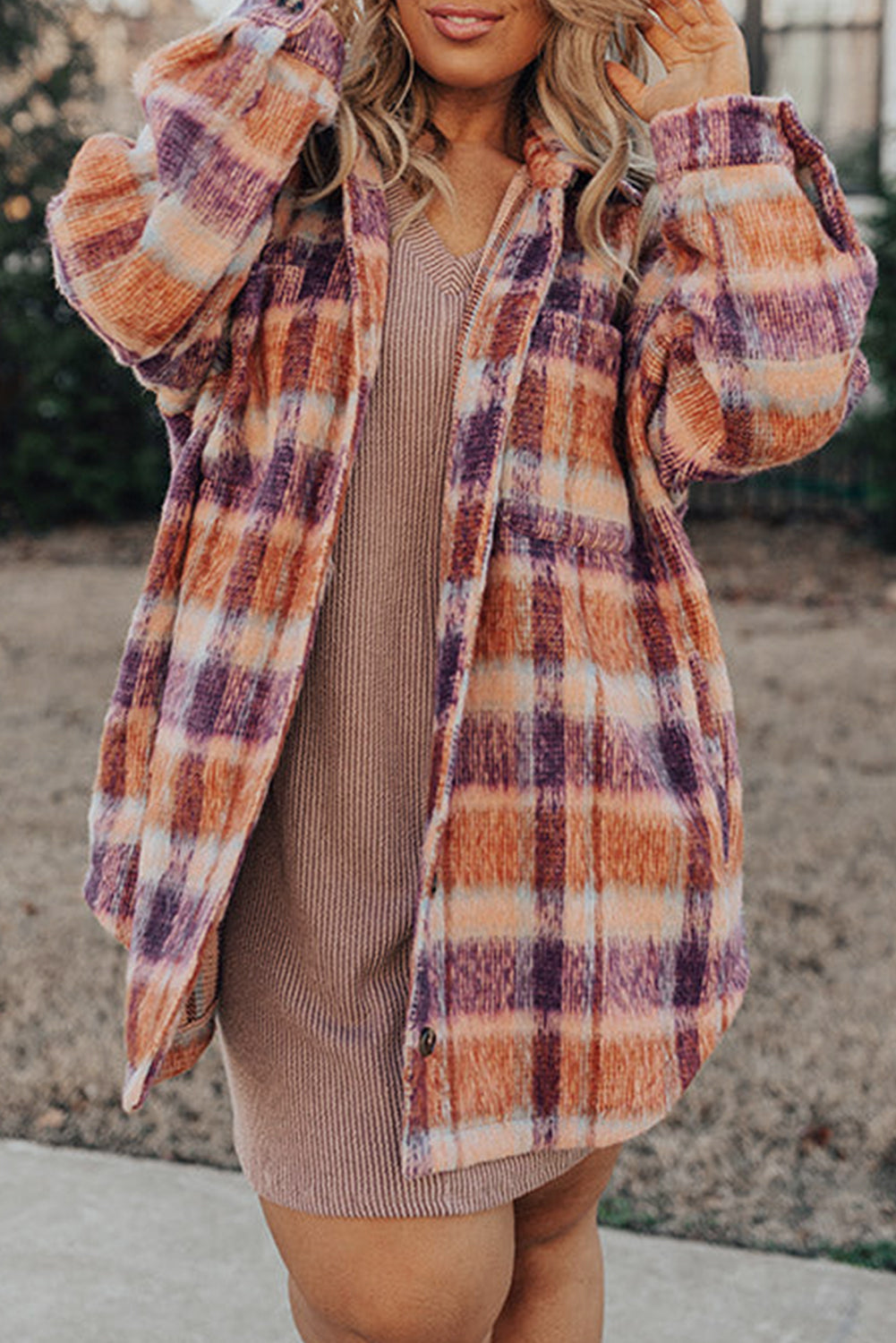 Chaqueta con botones en el cuello y estampado de cuadros multicolor en talla grande