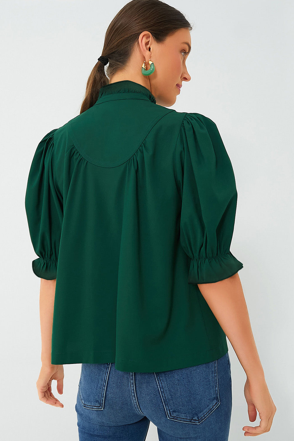 Blusa elegante con volantes y mangas abullonadas de color verde negruzco